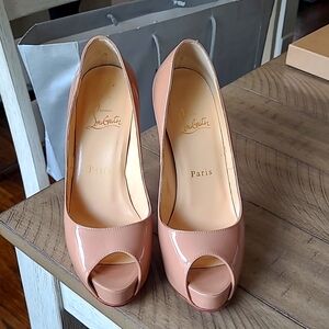 Christian Louboutin Very Privé -37.5 Platform pumps - Patent leather- Blush/Nude